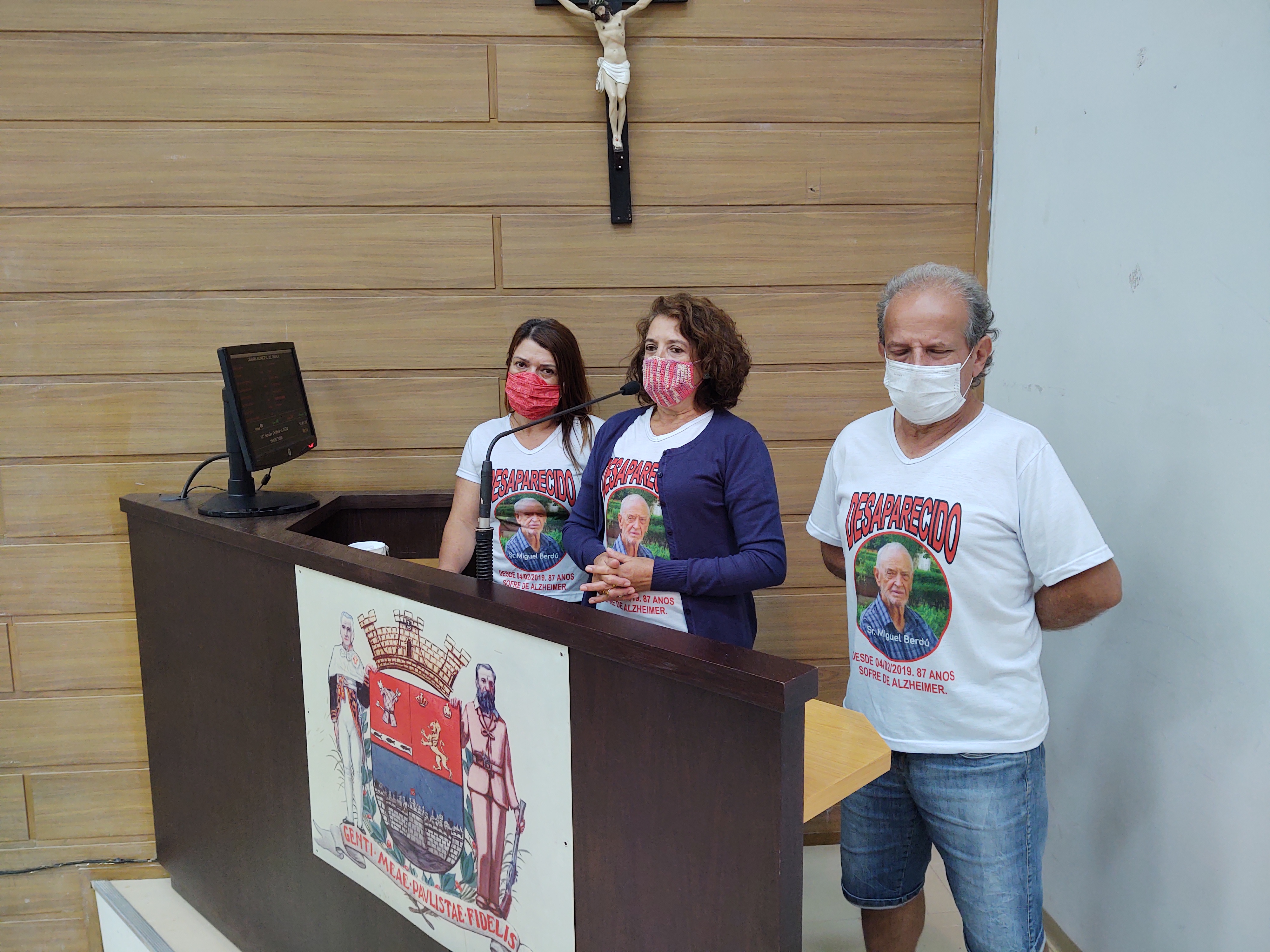 Os três filhos do Sr. Berdú utilizaram a Tribuna para agradecer a aprovação da propositura (Foto: Bruno Piola/Câmara Municipal de Franca)
